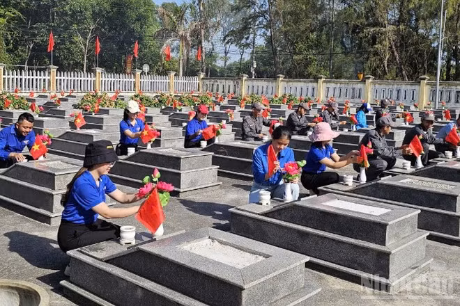 Đoàn viên, thanh niên Bộ Tư lệnh Vùng Cảnh sát biển 2 đã phối hợp với Đoàn các địa phương ra quân vệ sinh, chỉnh trang, tu bổ Nghĩa trang liệt sĩ, Đài tưởng niệm.