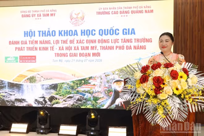 Phó Giáo sư, Tiến sĩ Vũ Thị Phương Anh, Hiệu trưởng Trường cao đẳng Quảng Nam phát biểu tại hội thảo.