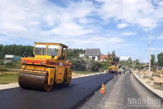 Các nhà thầu tập trung đẩy nhanh tiến độ thi công để đưa dự án "Liên kết vùng miền trung tỉnh Quảng Nam" về đích đúng kế hoạch.