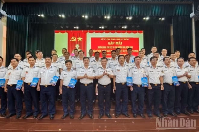 Đại biểu tham dự gặp mặt chụp ảnh lưu niệm với các đồng chí thương binh, con liệt sĩ, con thương binh, con bệnh binh.