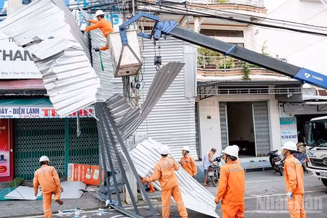 EVNCPC đã cấp điện trở lại cho hơn 1,12 triệu khách hàng sau bão số 13.