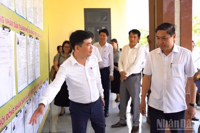 Phó Chủ tịch Ủy ban nhân dân thành phố Đà Nẵng Phan Thái Bình kiểm tra công tác chuẩn bị bầu cử tại thôn An Đông, xã Hiệp Đức.