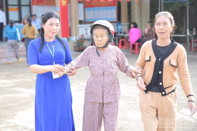 Cư tri cao tuổi ở xã đảo Tam Hải trực tiếp đến điểm bầu cử để bỏ phiếu.