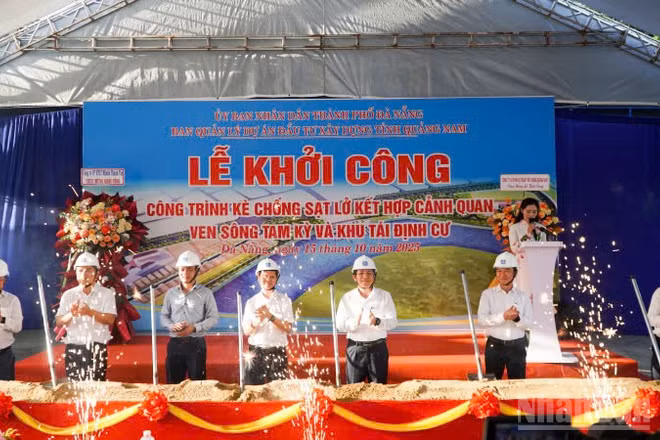 Các đại biểu thực hiện nghi thức động thổ khởi công.