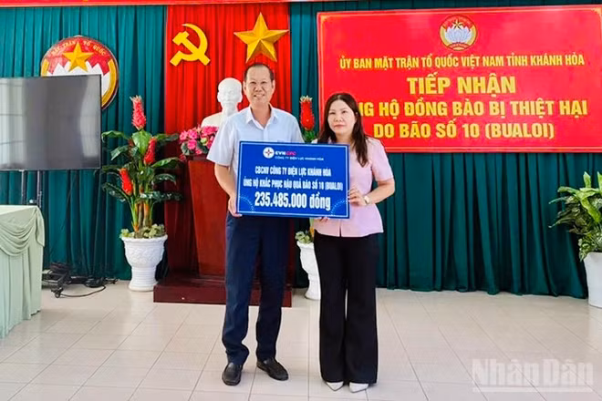 Công ty Điện lực Khánh Hoà ủng hộ đồng bào bị thiệt hại do bão số 10. 