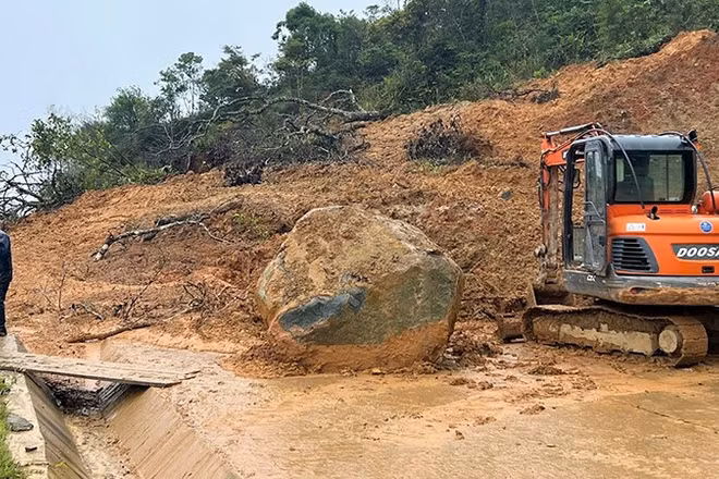 Sạt lở làm chia cắt hoàn toàn tuyến giao thông huyết mạch nối trung tâm xã Hùng Sơn với cửa khẩu phụ Tây Giang-Kà Lừm.