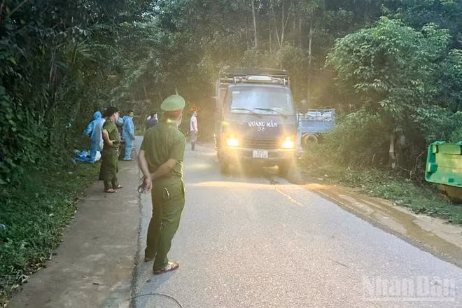 Lực lượng chức năng xã Sơn Cẩm Hà phát hiện một phương tiện chở lợn lưu thông trong vùng có dịch tả lợn châu Phi.
