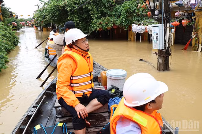 EVNCPC nỗ lực khắc phục sự cố điện, khôi phục cấp điện an toàn cho người dân sau lũ.