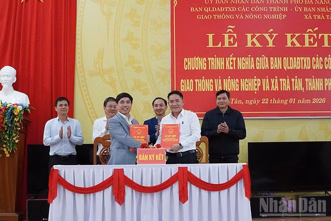 Đại diện Ban Quản lý dự án đầu tư xây dựng các công trình giao thông và nông nghiệp Đà Nẵng và xã Trà Tân ký kết.