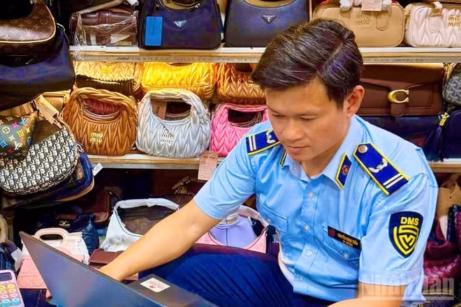 Chi cục Quản lý thị trường thành phố Đà Nẵng kiểm tra đột xuất 7 cơ sở kinh doanh tại phường Sơn Trà và Hội An, phát hiện số lượng lớn hàng hóa giả mạo nhãn hiệu, xử phạt hơn 215 triệu đồng, buộc tiêu hủy toàn bộ tang vật vi phạm. 