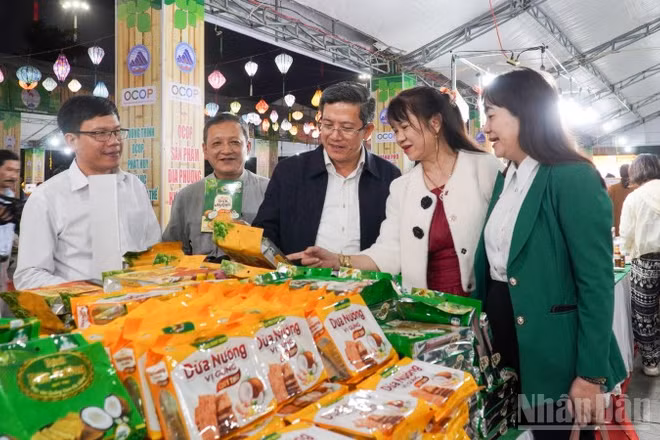Phó Chủ tịch Ủy ban nhân dân thành phố Đà Nẵng Trần Nam Hưng (đứng giữa) dự Hội chợ trưng bày, giới thiệu sản phẩm OCOP thành phố Đà Nẵng năm 2025.