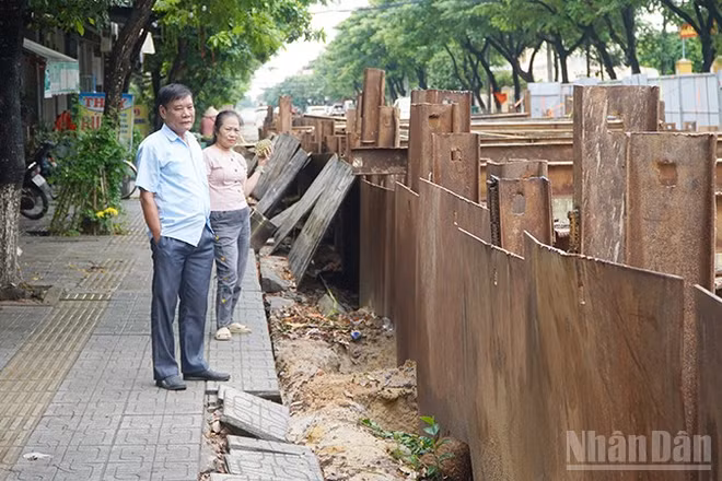 Người dân khu vực dự án ngán ngẩm với tiến độ thi công của Dự án tuyến thoát nước ngầm đường Trưng Nữ Vương. (Ảnh: QV)
