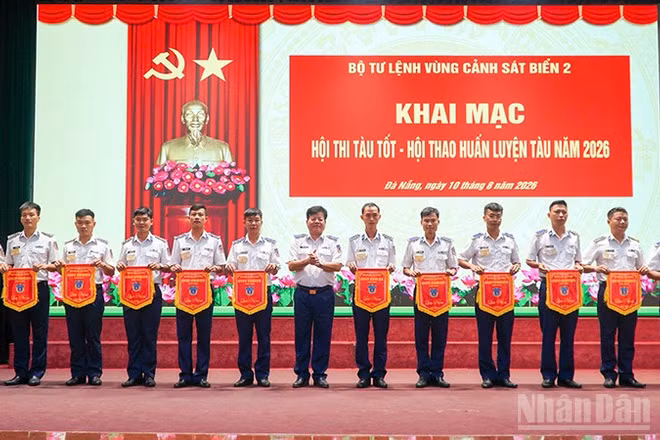 Thiếu tướng Trần Quang Tuấn, Tư lệnh Vùng Cảnh sát biển 2 trao cờ lưu niệm cho các đơn vị tham gia Hội thi-Hội thao.