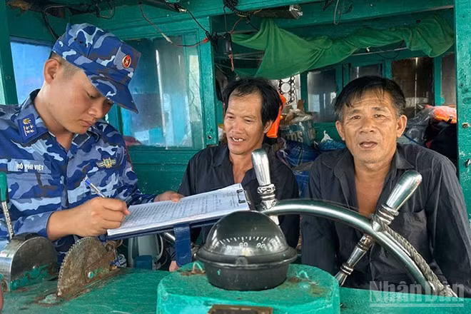 Cán bộ Vùng Cảnh sát biển 2 lập biên bản hành vi vi phạm IUU của tàu cá BV-92580-TS. (Ảnh: Vùng Cảnh sát biển 2)
