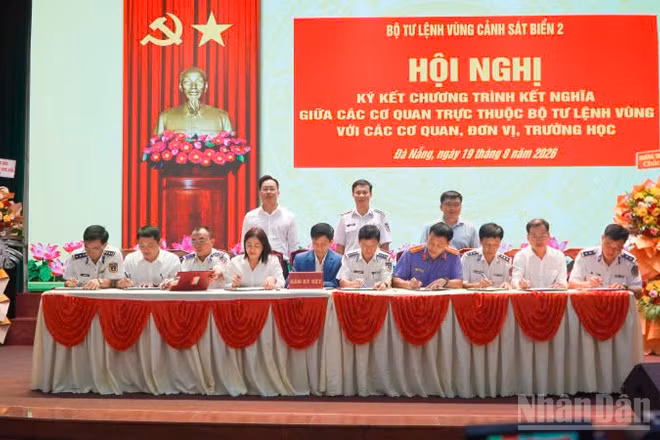 Các cơ quan trực thuộc Bộ Tư lệnh Vùng Cảnh sát biển 2 ký kết chương trình kết nghĩa với các cơ quan, đơn vị, trường học. (Ảnh: Anh Quân)