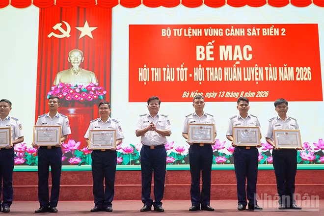 Thiếu tướng Trần Quang Tuấn, Tư lệnh Vùng Cảnh sát biển 2 trao giải cho các đơn vị, cá nhân đạt giải tại hội thi, hội thao.