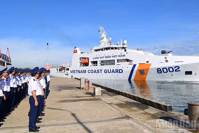 Tàu Cảnh sát biển 8002 cùng đoàn công tác lên đường thăm, làm việc và giao lưu với Lực lượng Bảo vệ bờ biển Ấn Độ.