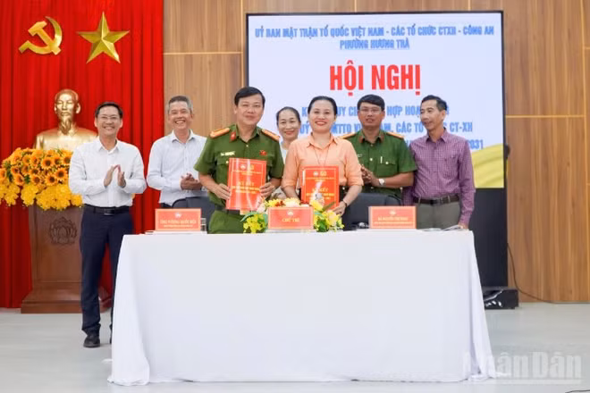 Ủy ban Mặt trận Tổ quốc Việt Nam phường Hương Trà, Công an phường Hương Trà và các tổ chức chính trị-xã hội tổ chức ký kết Quy chế phối hợp hoạt động giai đoạn 2026-2030.