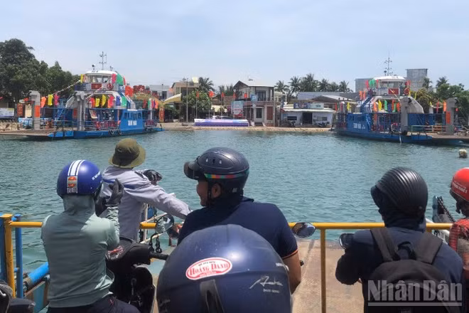 Người dân và phương tiện vẫn phải qua lại xã Tam Hải trên chiếc phà cũ đã xuống cấp dù chính quyền đã đóng mới hai chiếc phà sắt.