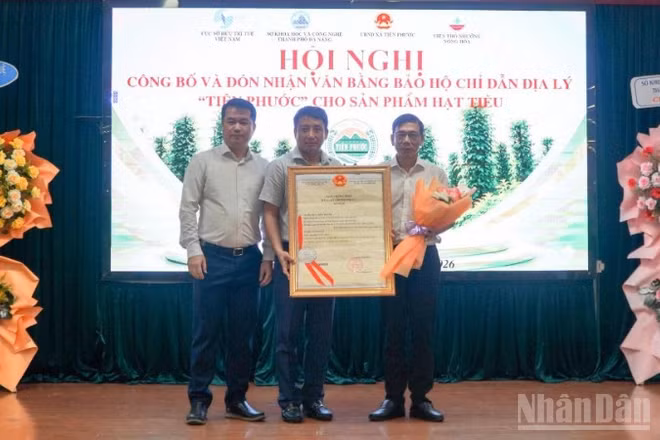 Trao giấy chứng nhận đăng ký chỉ dẫn địa lý “Tiên Phước” cho sản phẩm hạt tiêu.