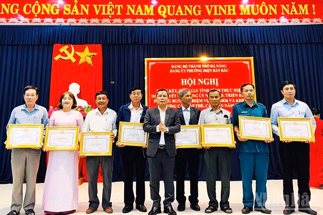Đảng ủy phường Điện Bàn Bắc tặng giấy khen cho các chi, đảng bộ trực thuộc Đảng ủy phường đạt tiêu chuẩn hoàn thành xuất sắc nhiệm vụ năm 2025.