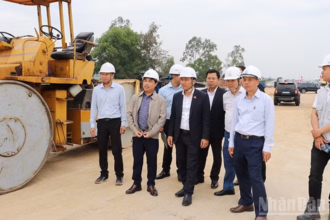 Phó Bí thư Thường trực Thành ủy Đà Nẵng Nguyễn Đình Vĩnh cùng đoàn công tác của Thành ủy, Ủy ban nhân dân thành phố Đà Nẵng đã đi kiểm tra tiến thi công Dự án thành phần 1 Hoàn thiện đường ven biển 129 (Võ Chí Công).