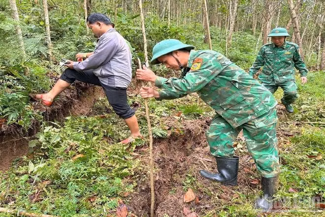 Lực lượng chức năng xã Đắc Pring kiểm tra khảo sát thực tế vết nứt tại thôn 57. 