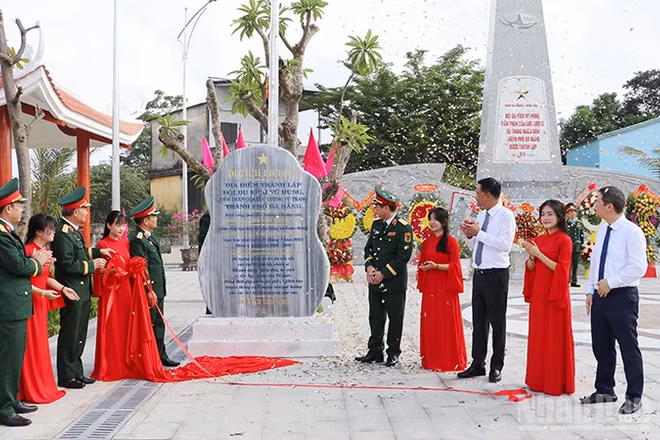 Các đại biểu khánh thành Bia di tích lịch sử địa điểm thành lập Đội du kích Vũ Hùng.
