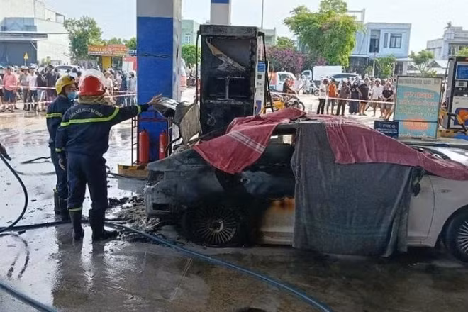 Hiện trường vụ cháy xe ô-tô khiến 2 người tử vong.