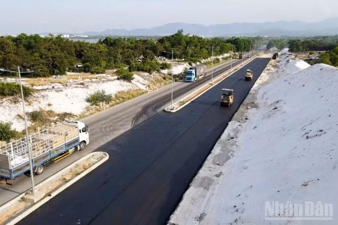 Đơn vị thi công Dự án thành phần 1 Hoàn thiện đường ven biển 129 (Võ Chí Công) đang tập trung thi công hoàn thành dự án đúng tiến độ.