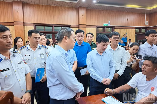 Lãnh đạo thành phố Đà Nẵng thăm hỏi, động viên thuyền viên tàu cá QNa 90859 TS bị nạn trên biển được cứu hộ an toàn trở về địa phương. (Ảnh: Cảnh sát biển)