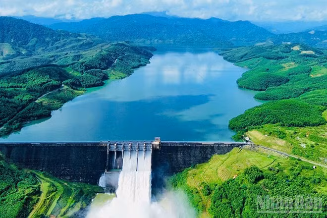 Đập chính Nhà máy Thủy điện Sông Tranh 2 nhìn từ trên cao. (Ảnh: THANH THIÊN)