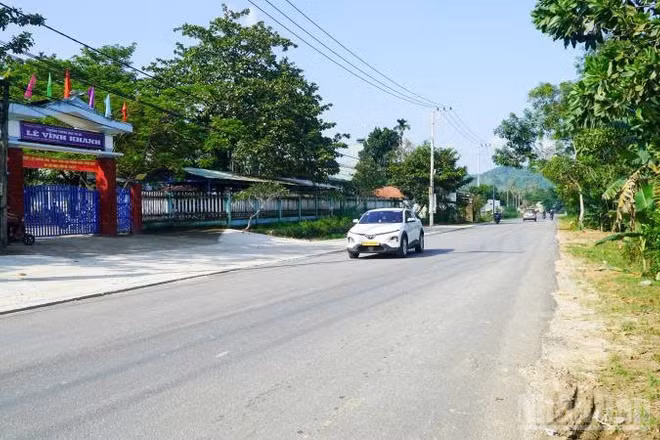 Một đoạn trên tuyến Dự án đường liên kết vùng miền trung đoạn qua địa bàn xã Thạnh Bình đã được thảm nhựa. (Ảnh: QUÂN VẠN)
