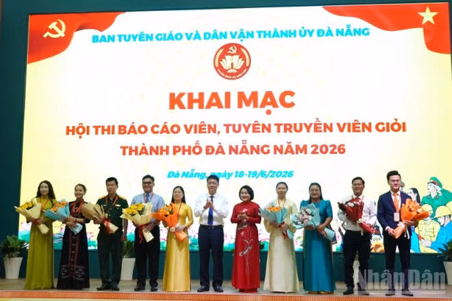 Lãnh đạo thành phố tặng hoa các thí sinh tham gia vòng chung khảo cấp thành phố.