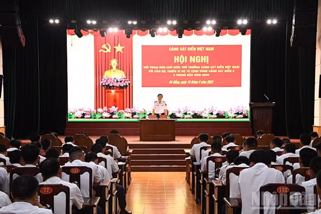 Quang cảnh Chính ủy Cảnh sát biển Việt Nam đối thoại với cán bộ, chiến sĩ Vùng Cảnh sát biển 2.