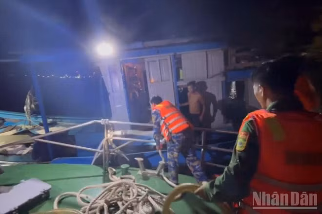 Lực lượng Bộ đội Biên phòng thành phố Đà Nẵng tiếp cận được tàu cá gặp nạn trên biển.
