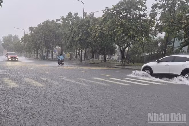 Mưa lớn kéo dài khiến nhiều tuyến đường ở khu vực Tam Kỳ, Đà Nẵng, ngập cục bộ. (Ảnh: ANH QUÂN)