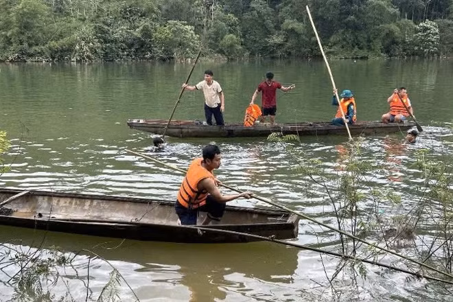 Lực lượng chức năng và người dân tìm kiếm tung tích nạn nhân.