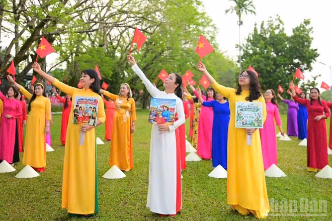 Hội Liên hiệp phụ nữ phường Hương Trà, thành phố Đà Nẵng tổ chức Chương trình đồng diễn dân vũ chào mừng 116 năm Ngày Quốc tế Phụ nữ.