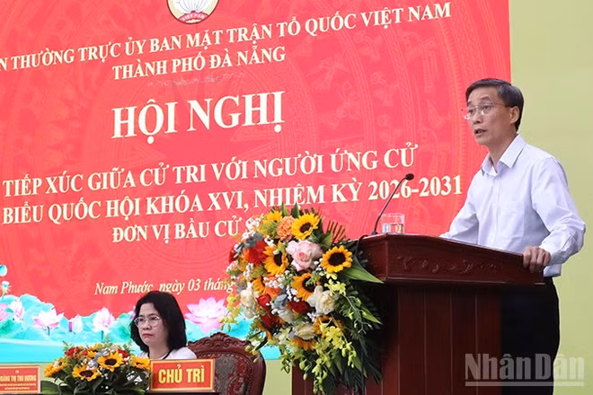 Ông Nguyễn Khánh Ngọc, Chủ tịch Trung ương Hội Luật gia Việt Nam trình bày chương trình hành động tại hội nghị.