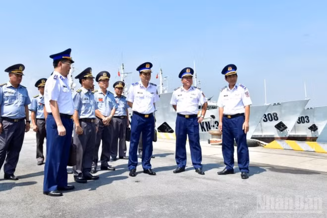 Thiếu tướng Trần Văn Lượng, Phó Tư lệnh, Tham mưu trưởng Cảnh sát biển Việt Nam kiểm tra khu neo đậu tàu thuyền của Vùng Cảnh sát biển 2.