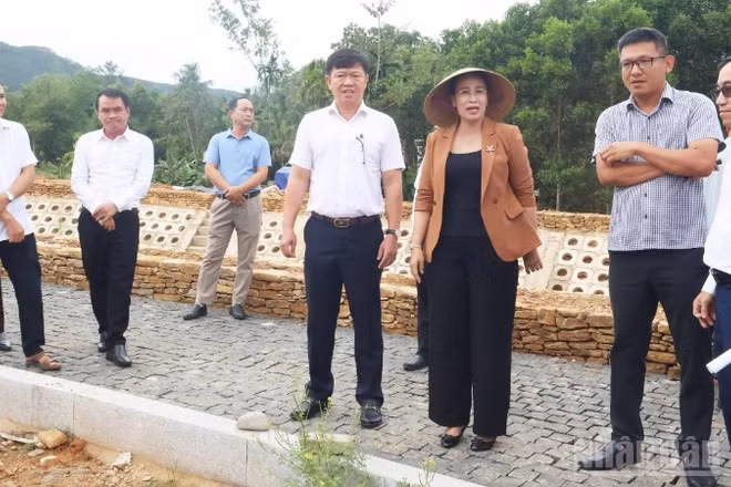 Phó Chủ tịch Ủy ban nhân dân thành phố Đà Nẵng Nguyễn Thị Anh Thi kiểm tra thực tế tình hình thực hiện Dự án Phát huy giá trị di tích nhà lưu niệm cụ Huỳnh Thúc Kháng tại xã Thạnh Bình.