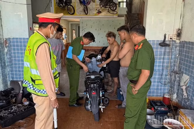 Đội Cảnh sát giao thông đường bộ số 2 vừa phối hợp Công an phường Tam Kỳ, kiểm tra cơ sở sửa xe tại đường Lê Tấn Trung ở phường Tam Kỳ, thành phố Đà Nẵng.