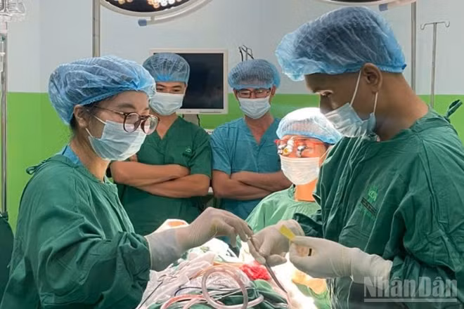 Các bác sĩ Bệnh viện Đa khoa Sài Gòn Tam Kỳ phối hợp bác sĩ chuyên gia tuyến trên từ Thành phố Hồ Chí Minh thực hiện phẫu thuật vi phẫu cho các bệnh nhân.