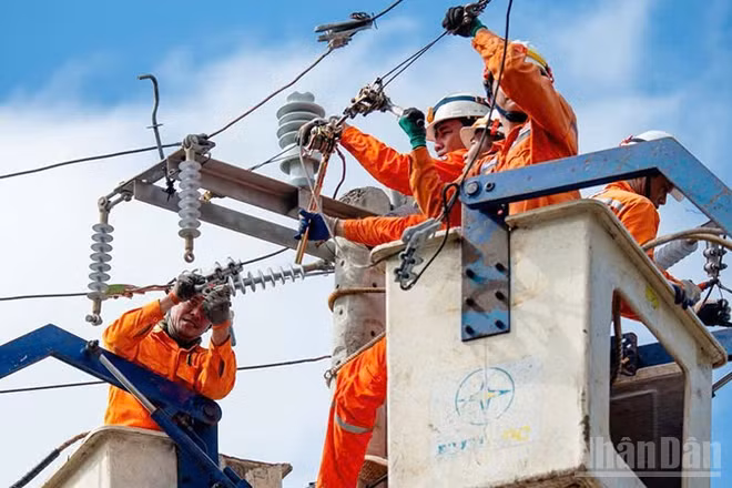 EVNCPC đã cấp điện trở lại cho hơn 1,63 triệu khách hàng, đạt tỷ lệ 99,04% khách hàng bị ảnh hưởng bởi bão số 13.
