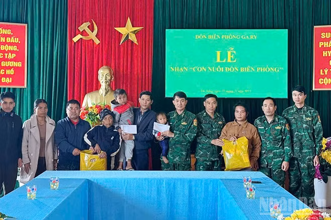 Đồn Biên phòng Ga Ry nhận nuôi hai trẻ mồ côi trong vụ sạt lở tại Hùng Sơn. (Ảnh: Hồng Anh)