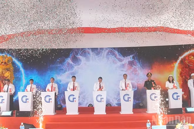 Các đại biểu ấn nút khởi công Dự án Khu công nghiệp Tam Anh 1. (Ảnh: QV)
