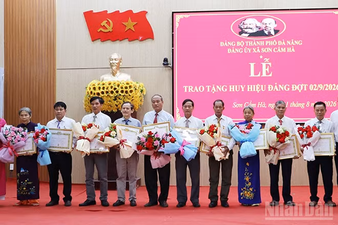 Đảng ủy xã Sơn Cẩm Hà trao tặng Huy hiệu Đảng cho 10 đồng chí từ 35 năm tuổi Đảng trở lên.