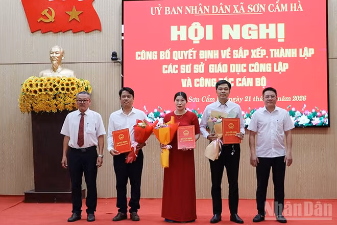 Xã Sơn Cẩm Hà trao quyết định thành lập trường.