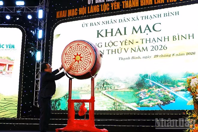 Lãnh đạo xã Thạnh Bình đánh trống khai hội. (Ảnh: Anh Quân)